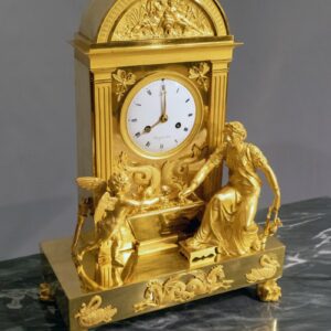 Pendule borne en bronze doré : 'L'amour se désaltérant'.