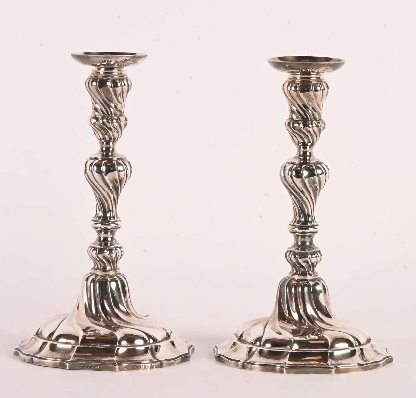 Paire de flambeaux liégeois en argent