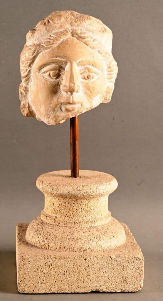 Sculpture d'une tête féminine