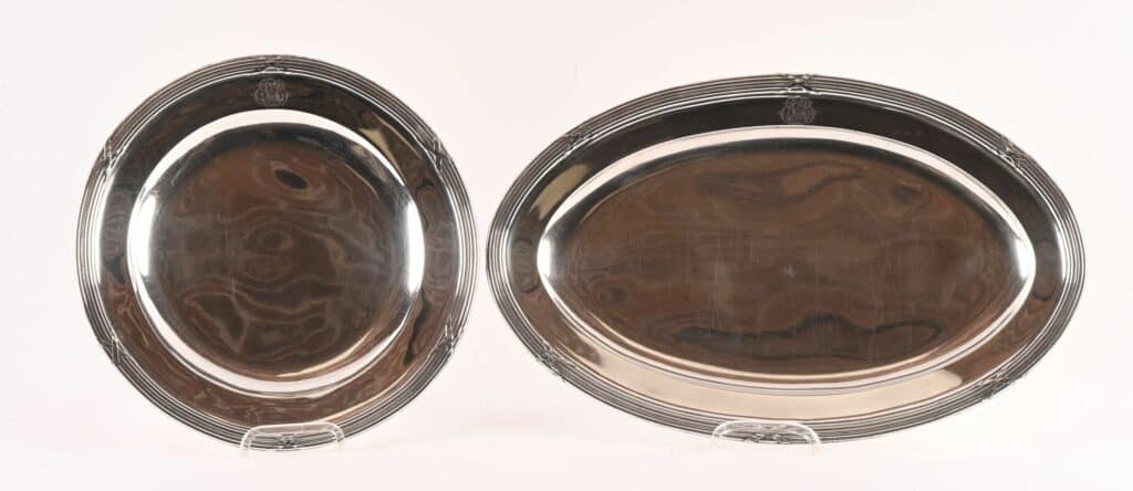 Suite de deux plateaux en argent