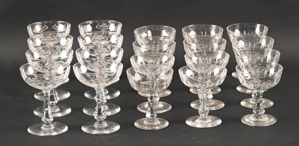 Belle suite de 20 coupes en cristal à champagne.