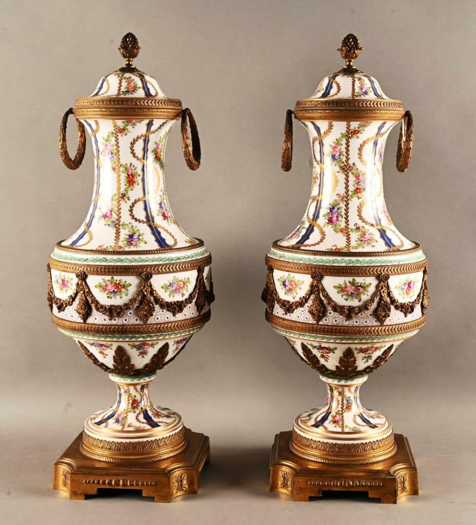 Paire de vases couverts sur piédouche en porcelaine polychrome