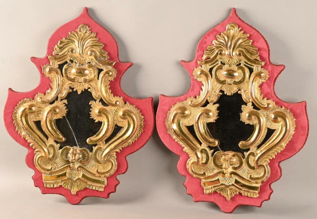 Paire d'appliques miroir en cuivre repoussé.