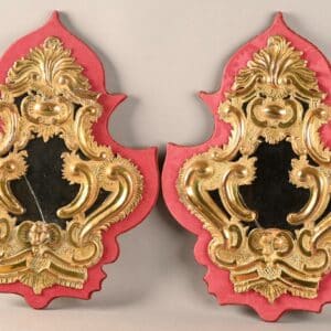 Paire d'appliques miroir en cuivre repoussé.