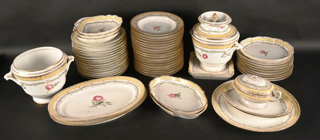 Partie de service en porcelaine de Paris à décor de roses