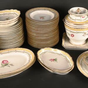 Partie de service en porcelaine de Paris à décor de roses