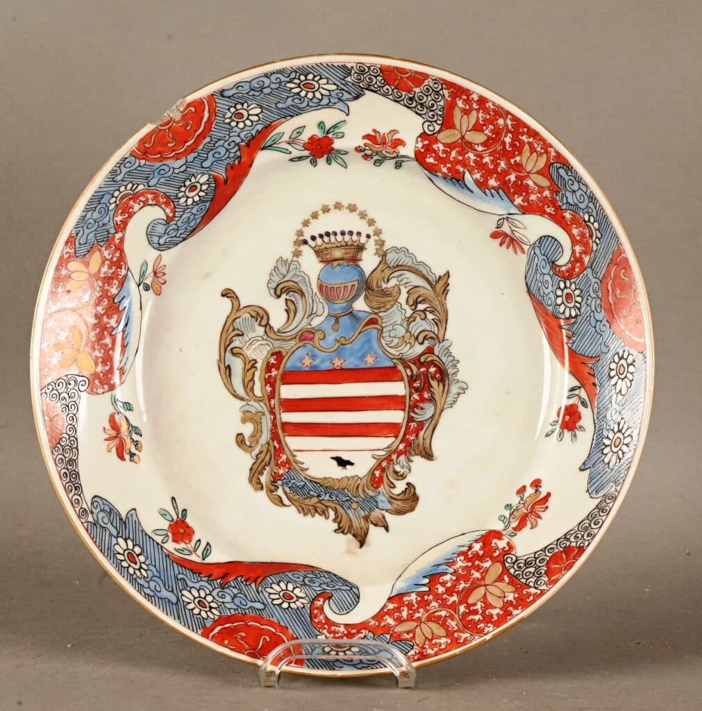 Assiette aux armoiries en porcelaine