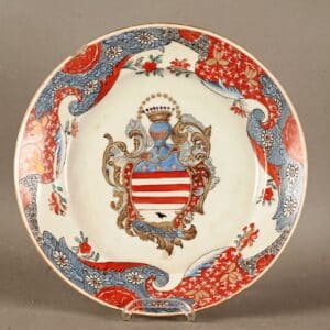 Assiette aux armoiries en porcelaine