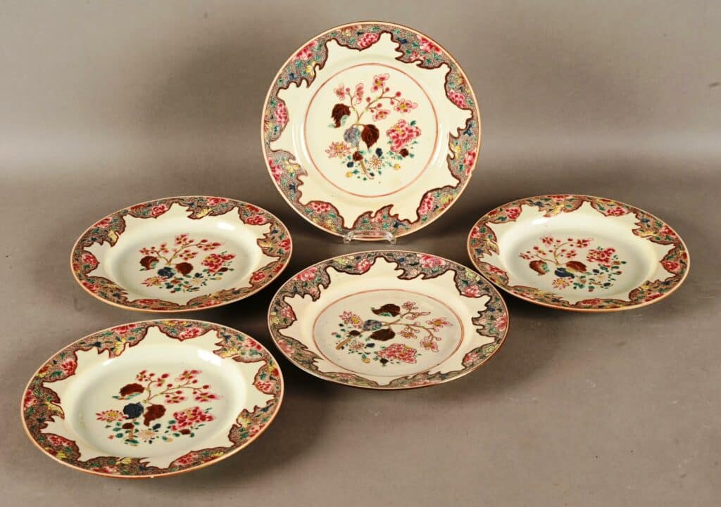 Belle suite de 5 assiettes en porcelaine de Chine