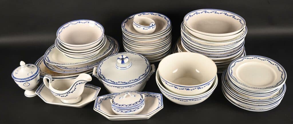 Partie de service en porcelaine de Tournai