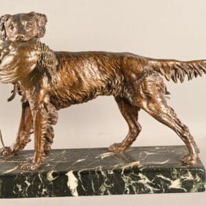 Sculpture en bronze patiné d'un chien avec un faisant dans la gueule.