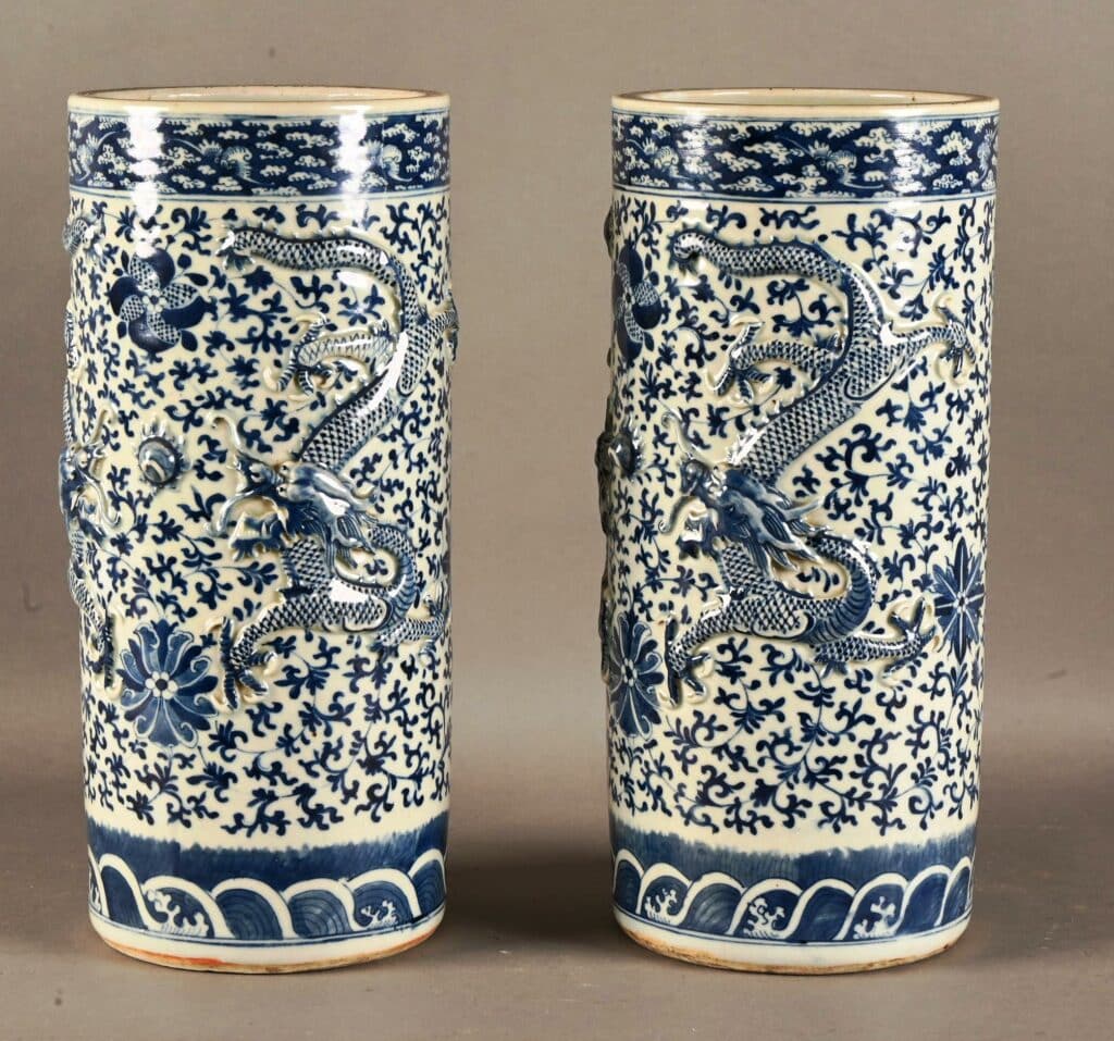 Paire de vases rouleaux en porcelaine de Chine
