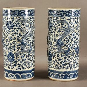 Paire de vases rouleaux en porcelaine de Chine