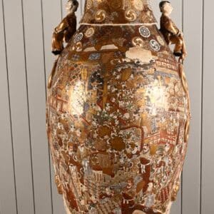 Grand et élégant vase de palais en porcelaine Satsuma ( Japon )
