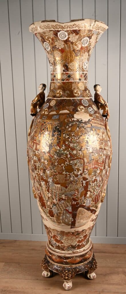 Grand et élégant vase de palais en porcelaine Satsuma ( Japon )