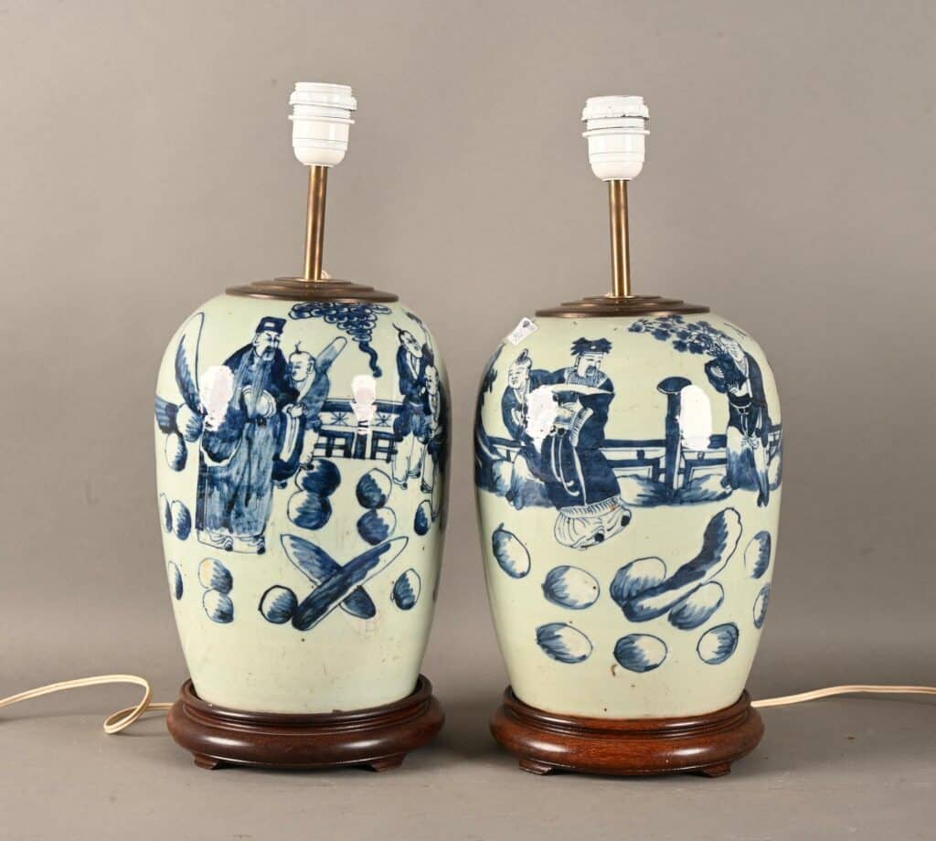 Paire de vases en porcelaine de Chine montés en lampes.