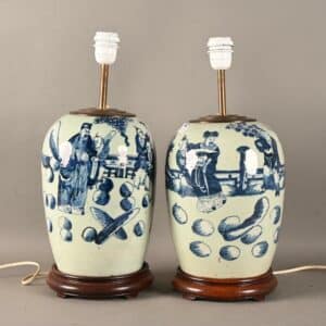 Paire de vases en porcelaine de Chine montés en lampes.
