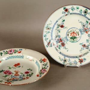 Suite de deux assiettes en porcelaine de Chine