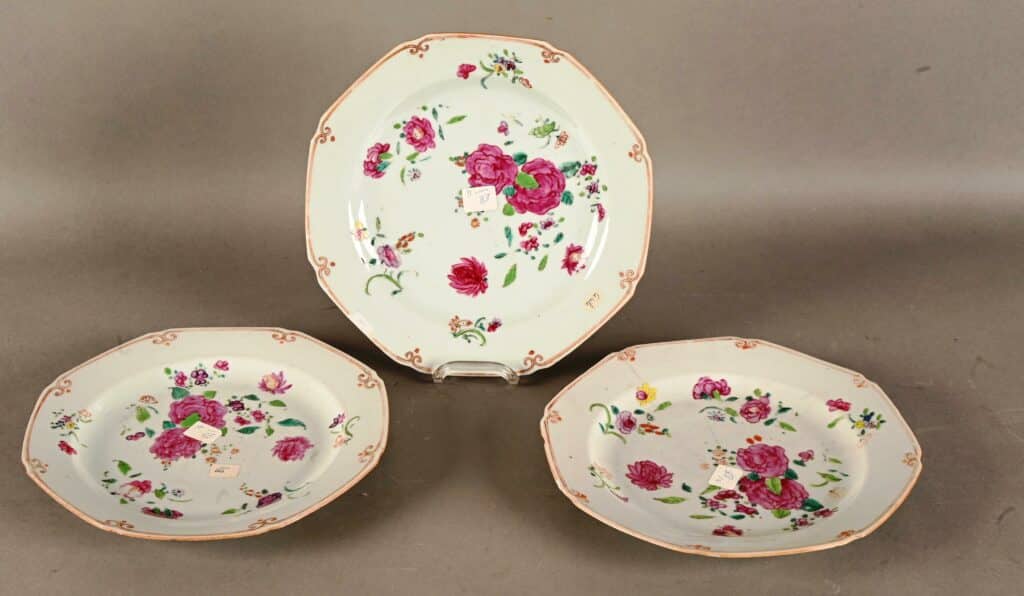 Suite de trois assiettes octogonales en porcelaine de Chine
