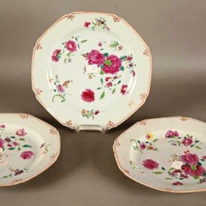 Suite de trois assiettes octogonales en porcelaine de Chine