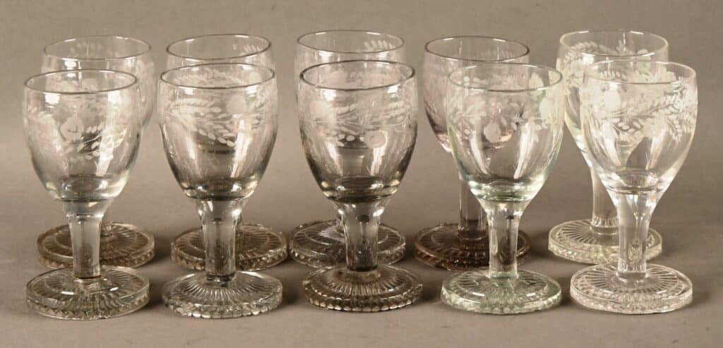 Verrerie ancienne composée de 10 verres gravés