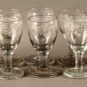 Verrerie ancienne composée de 10 verres gravés