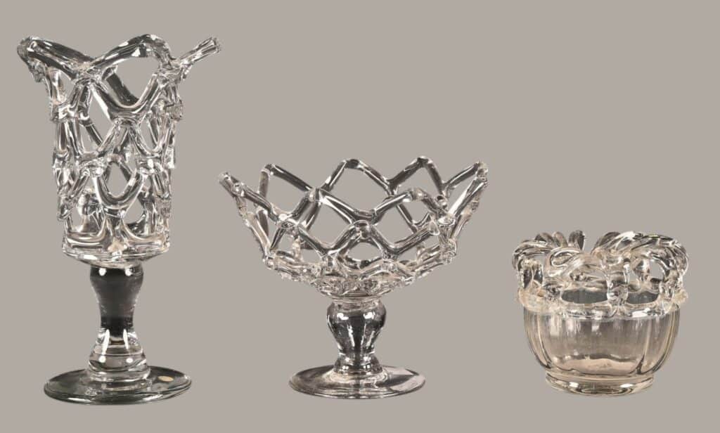 Suite de trois pièce en verre soufflé à décor d'arabesque translucides