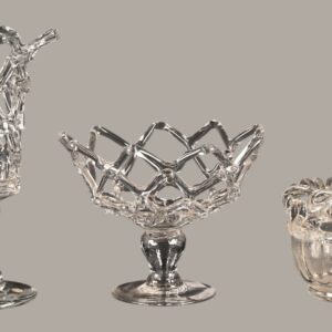Suite de trois pièce en verre soufflé à décor d'arabesque translucides