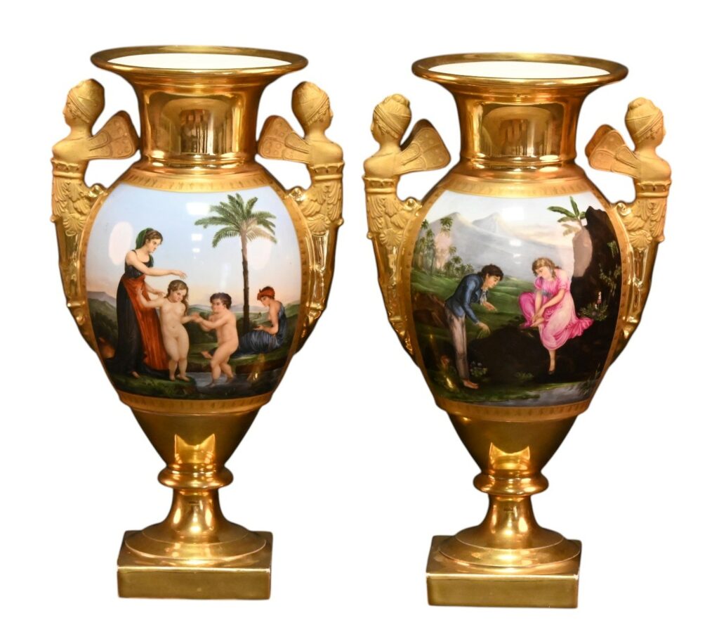 Paire de vases en porcelaine de Paris vers 1820 - 1830.