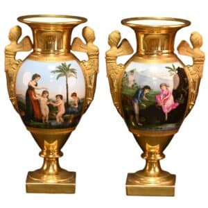 Paire de vases en porcelaine de Paris vers 1820 - 1830.