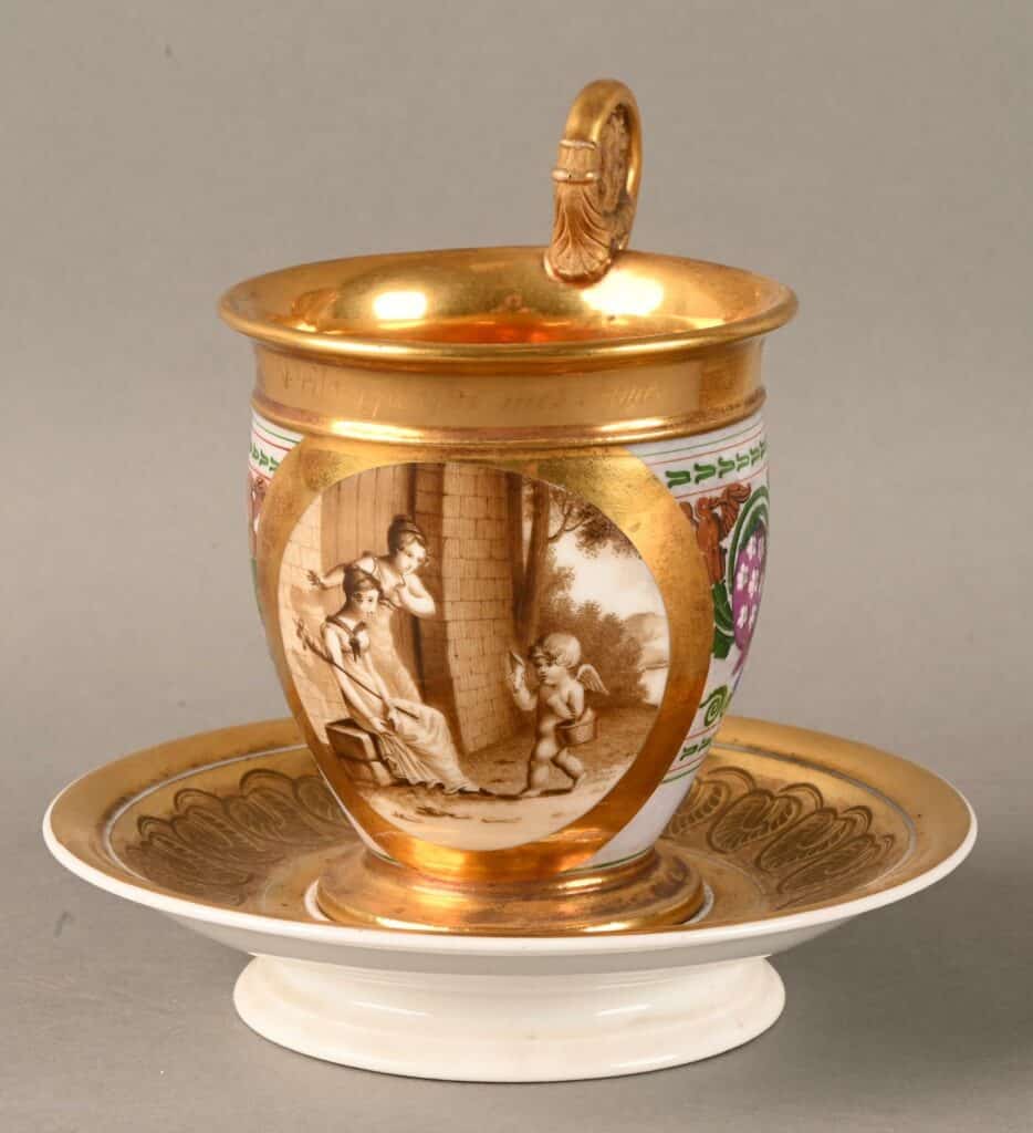 Tasse balustre en porcelaine de Paris