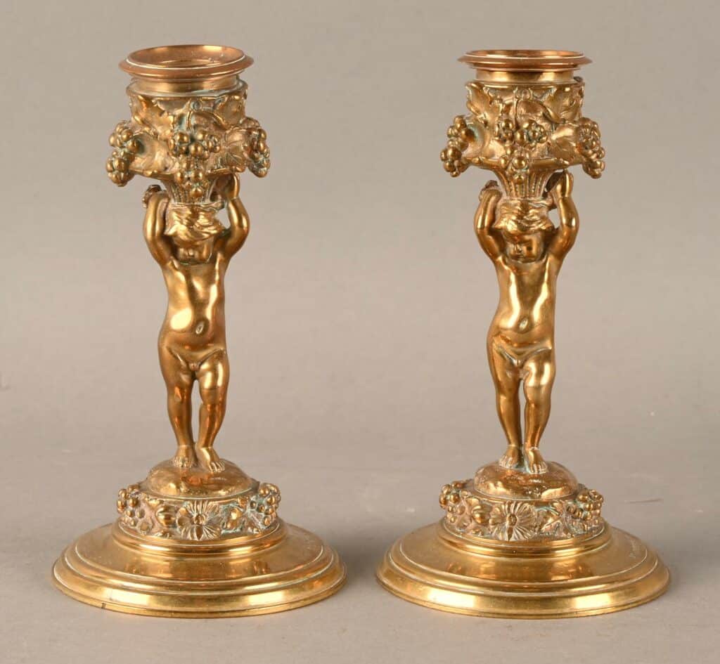 Paire de bougeoirs en bronze doré