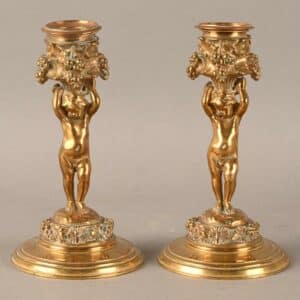 Paire de bougeoirs en bronze doré