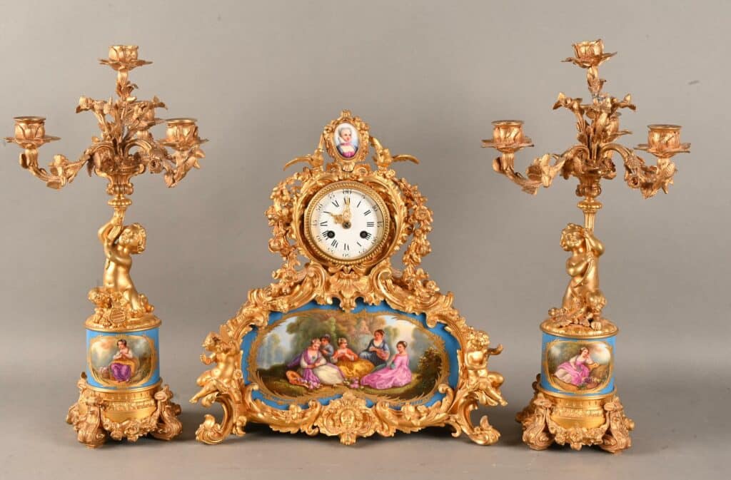 Garniture en bronze et porcelaine (3 pces)