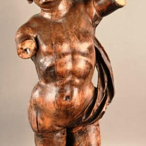 Putti sculpté en bois teinté.