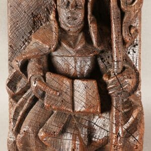 Clé de voûte en bois sculpté d'une abbesse avec son scèptre.