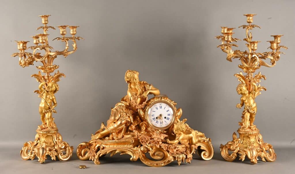 Belle et élégante garniture de cheminée en bronze doré et ciselé