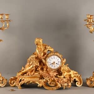 Belle et élégante garniture de cheminée en bronze doré et ciselé
