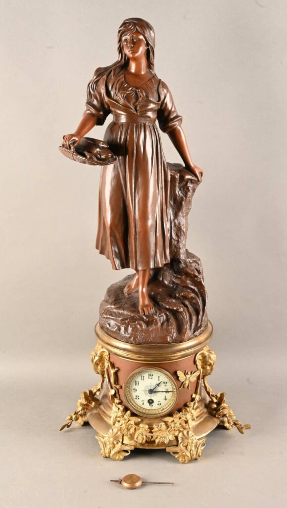 Pendule de cheminée au décor d'une vendeuse de poissons
