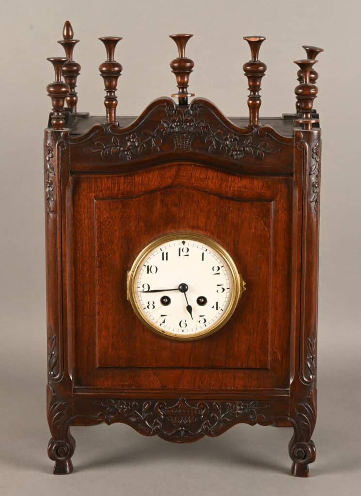 Pendule à poser en forme d'armoire en meuble de maîtrise en acajou.