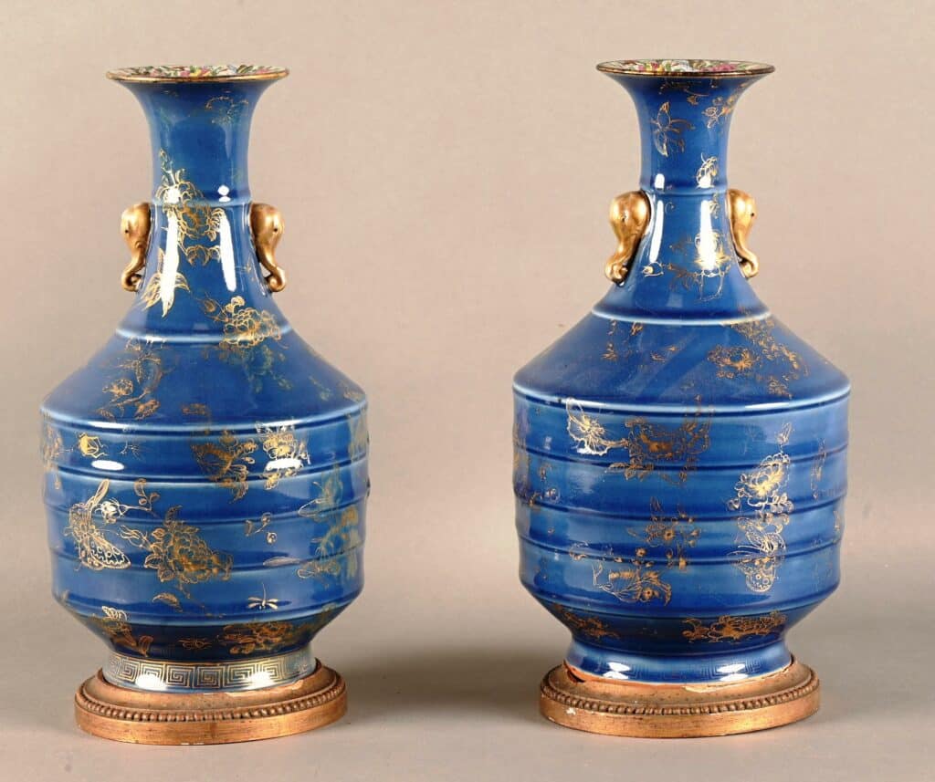 Paire de vases à panses en porcelaine de Chine