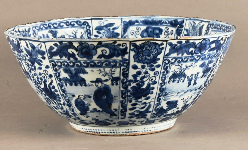 Un grand bol en porcelaine de Chine Bleu et blanc de type Kraak