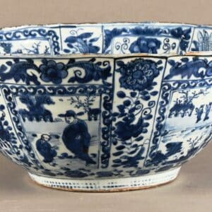 Un grand bol en porcelaine de Chine Bleu et blanc de type Kraak