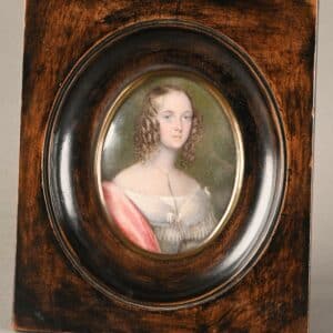 Portrait oval en miniature d'une jeune fille.