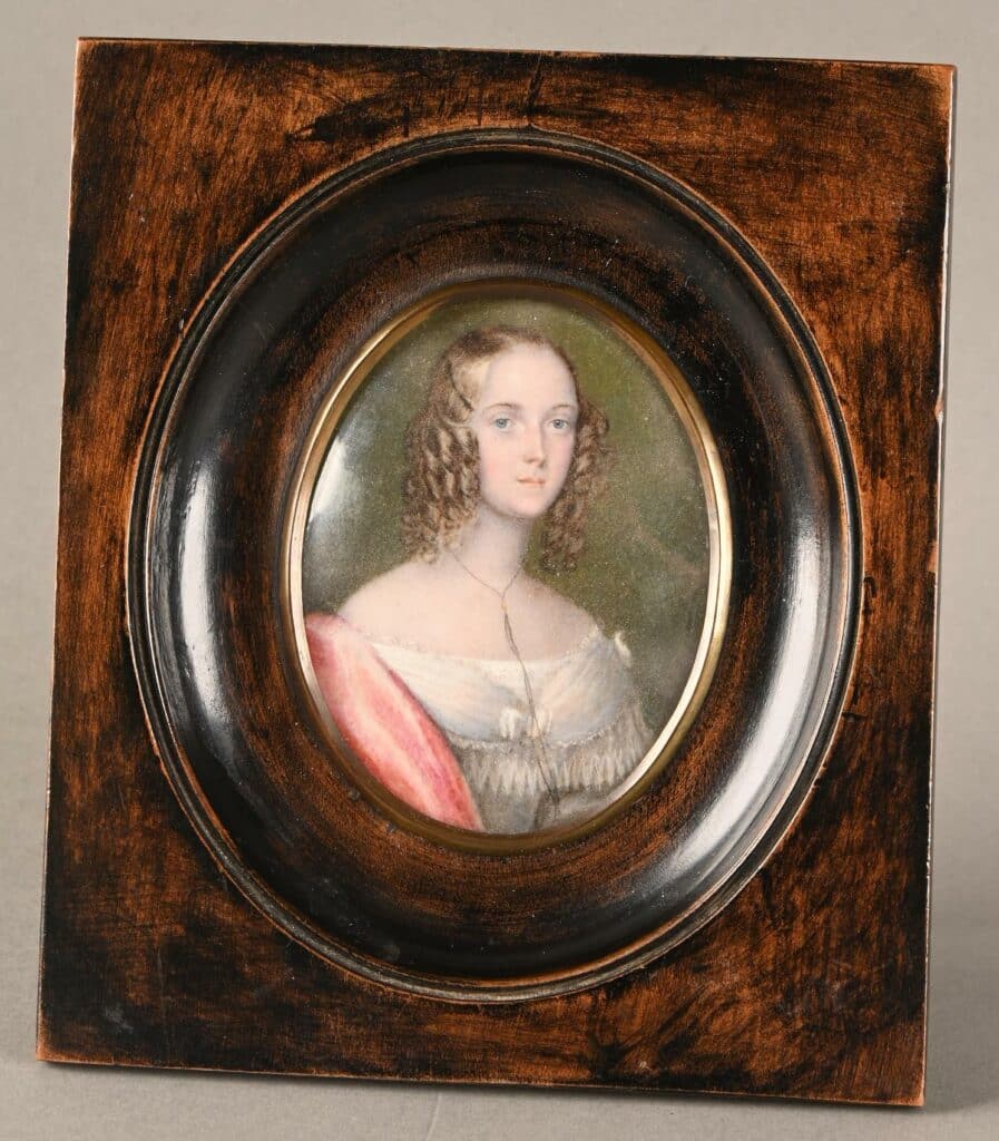 Portrait oval en miniature d'une jeune fille.