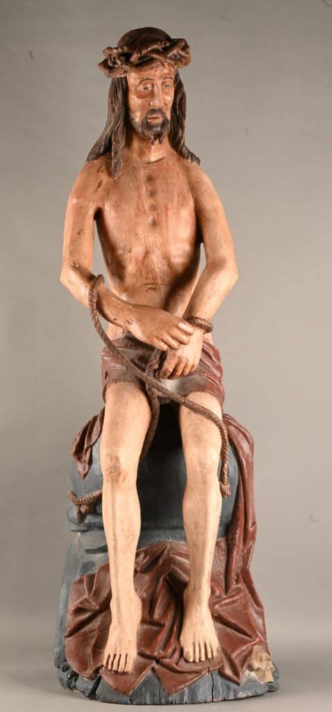 Grand Christ aux outrages en bois sculpté et peint.