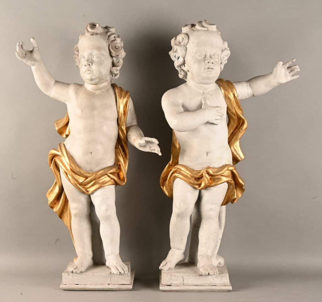 Suite de deux putti baroques en bois sculpté et peint.