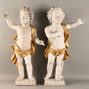 Suite de deux putti baroques en bois sculpté et peint.