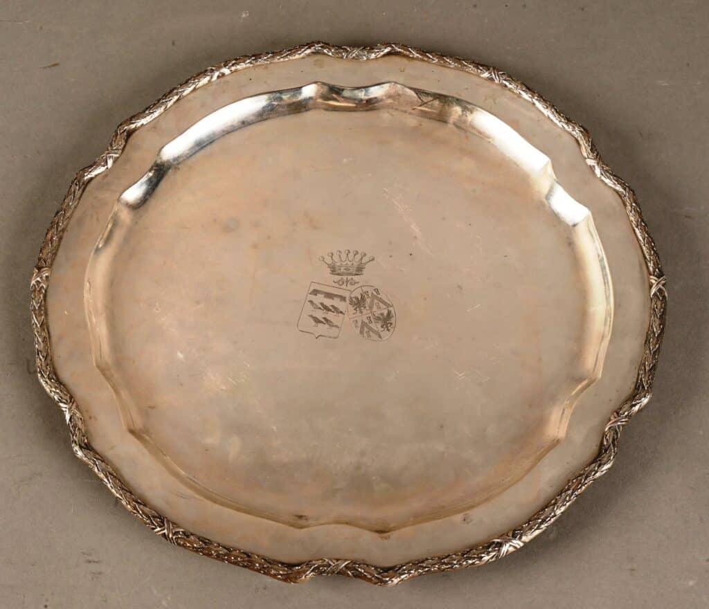 Grand plat de service aux armoiries d'alliance en argent 800