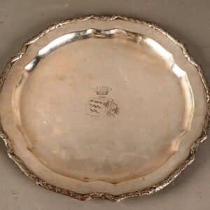 Grand plat de service aux armoiries d'alliance en argent 800